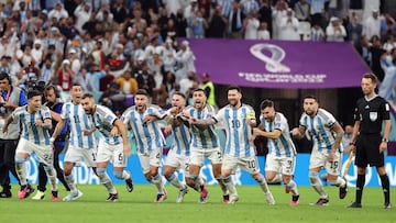Lusail (Qatar), 09/12/2022.- Players of Argentina celebrate after winning the penalty shoot-out of the FIFA World Cup 2022 quarter final soccer match between the Netherlands and Argentina at Lusail Stadium in Lusail, Qatar, 09 December 2022. (Mundial de Fútbol, Países Bajos; Holanda, Estados Unidos, Catar) EFE/EPA/Mohamed Messara