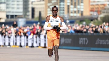 Athletics - Sydney Marathon - Sydney, Australia - August 31, 2025 Kenya's Eliud Kipchoge crosses the finish line after the Sydney Marathon REUTERS/Hollie Adams