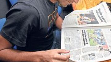 <b>INFORMADO. </b>El delantero Ángel Rodríguez lee atentamente, en los estudios de la Cadena SER, el AS.