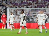 Los jugadores del Madrid, desolados tras el gol de Satriano.