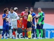 Soccer Football - Liga MX - Pumas UNAM v Mazatlan - Estadio Olimpico Universitario, Mexico City, Mexico - April 12, 2026 Pumas UNAM's Keylor Navas is shown a yellow card by referee Katia Itzel Garcia REUTERS/Eloisa Sanchez