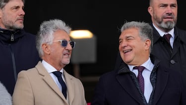 El presidente del FC Barcelona Joan Laporta, dcha, junto al responsable del fútbol femenino del club, Xavier Puig, izq, durante el partido de Liga Femenina disputado frente al Real Madrid este pasado domingo.