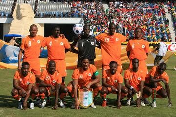 Once inicial de Costa de Marfil en el partido de la primera jornada de la fase de grupos de la Copa de África de 2006 ante Marruecos. De izquierda a derecha y de arriba a abajo: Kalou, Kolo Touré, Tizie, Yaya Touré, Kouassi; Zokora, Eboué, Drogba, Boka, Emerse Faé y Akalé.