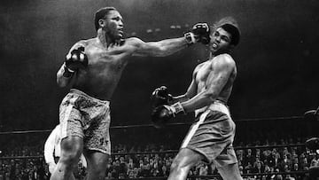 Joe Frazier golpea a Muhammad Ali durante su combate el 8 de marzo de 1971.
