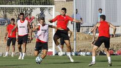 Llorente ante Morata en una acci&oacute;n de uno de los ejercicios del Atl&eacute;tico esta tarde. Enfrente Herrera, detr&aacute;s Savic. Estaban todos en su posible once titular.