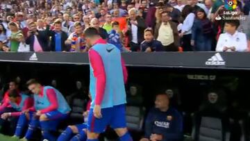 ¡Hincha del Valencia le tiró una bolsa de pipas a Paco Alcácer!