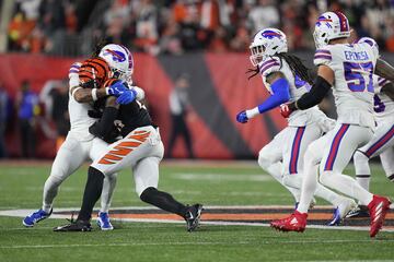 Damar Hamlin (3) de los Buffalo Bills, hace frente al receptor abierto de los Cincinnati Bengals, Tee Higgins (85). La jugada provocó que Hamlin colapsara en el campo y lo llevaran al hospital en estado crítico.