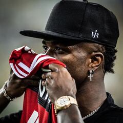 Vinicius Jr welcomed at the Maracaná