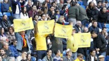 OPOSICIÓN. Cuatro miembros del Movimiento Ámbar protestan de manera pacífica en un partido reciente en el Bernabéu.