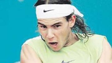 <b>A DOS MANOS. </b>Nadal lanza su revés con mucha fuerza sobre una bola enviada por Lisnard.