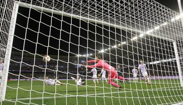 1-3. KarimBenzema marc¨® el tercer tanto.