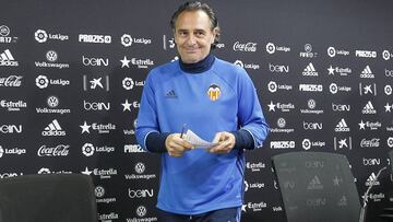 Prandelli entrando a rueda de prensa. 