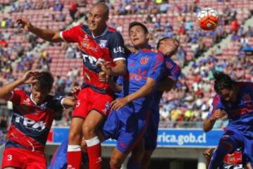 El zaguero argentino (izquierda) es el jugador más alto del Clausura 2016. 
