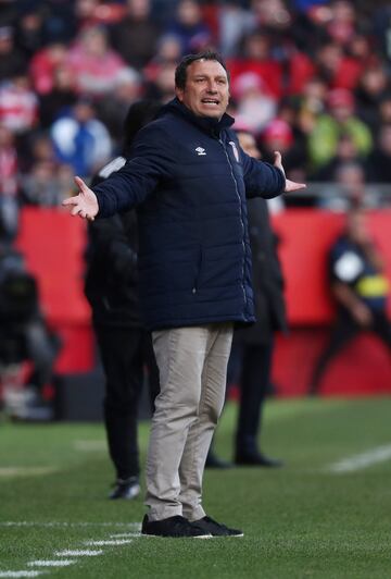 El entrenador del Girona, Eusebio, dando instrucciones en la banda. 