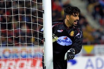 El de Carlos Roa es, sin duda, uno de los casos más especiales de la historia del fútbol. El guardameta argentino anunció, con 29 años y después de una temporada espectacular con el RCD Mallorca, su firme decisión de dejar el fútbol para convertirse en pastor de la Iglesia Adventista del Séptimo día. En 2004 y mientras militaba en las filas del Albacete le diagnosticaron un cáncer testicular. Se recuperó y confesó que lo pasaba mal sin jugar: "Pasé casi un año fuera de las canchas, por lo que estaba muy ansioso por volver a jugar, a hacer lo mío", dijo tras recuperarse.