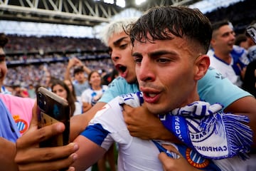 Jugadores y aficionados pericos celebran el ascenso a Primera División. En la imagen Álvaro Aguado.