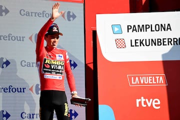 El ciclista estadounidense del equipo Jumbo-Visma, Sepp Kuss, con la camiseta roja de líder general, en el podio después de la 15ª etapa de la vuelta ciclista a España de La Vuelta 2023, una carrera de 158,3 km entre Pamplona y Lekunberri.