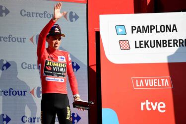 El ciclista estadounidense del equipo Jumbo-Visma, Sepp Kuss, con la camiseta roja de líder general, en el podio después de la 15ª etapa de la vuelta ciclista a España de La Vuelta 2023, una carrera de 158,3 km entre Pamplona y Lekunberri.