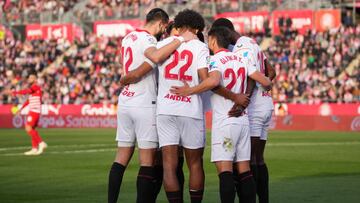 Los jugadores del Sevilla, tras el 0-1 ante el Girona.