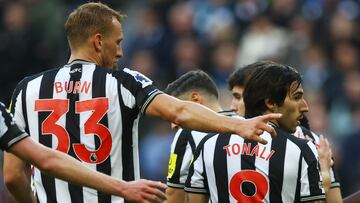 Soccer Football - Premier League - Newcastle United v Crystal Palace - St James' Park, Newcastle, Britain - October 21, 2023 Newcastle United's Sandro Tonali and Dan Burn during the match Action Images via Reuters/Lee Smith NO USE WITH UNAUTHORIZED AUDIO, VIDEO, DATA, FIXTURE LISTS, CLUB/LEAGUE LOGOS OR 'LIVE' SERVICES. ONLINE IN-MATCH USE LIMITED TO 45 IMAGES, NO VIDEO EMULATION. NO USE IN BETTING, GAMES OR SINGLE CLUB/LEAGUE/PLAYER PUBLICATIONS.
