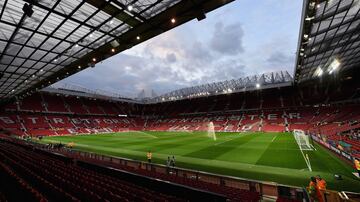 Old Trafford, apodado el Teatro de los sueños por Bobby Charlton, ha sido el estadio de fútbol del Manchester United FC perteneciente a la Premier League desde 1910 a excepción de los años 40 como resultado del daño causado por una bomba en la Segunda Guerra Mundial , el club compartió Maine Road con su rival local el Manchester City.
Old Trafford sufrió varias ampliaciones en los años 1990 y 2000, incluyendo la adición de capas adicionales que sirvieron para devolver el suelo casi a su capacidad original de 80.000. La expansión futura es probable que incluya la adición de un segundo nivel de la Grada Sur, lo que elevaría la capacidad a más de 90.000. El Récord de asistencia del estadio se registró en 1939, cuando 76.962 espectadores vieron la semi-final de la FA Cup entre el Wolverhampton Wanderers y Grimsby Town.