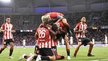 Estudiantes golea a Vélez y conquista el Trofeo de Campeones