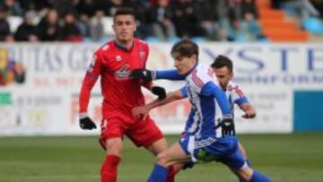 Varios jugadores de la Ponferradina disputan el bal&oacute;n. 