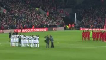 Sobrecogedor minuto de silencio en Anfield por la tragedia
