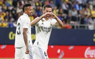 0-1. Nacho Fernández celebra el primer gol que anota en el minuto 71. El defensa blanco recibe al borde del área y dispara un balón cruzado y raso batiendo a David Gil.