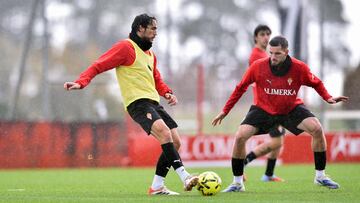 25-11-25. ÁLEX CORREDERA Y JUSTIN SMITH, EN EL ENTRENAMIENTO DEL SPORTING EN MAREO.