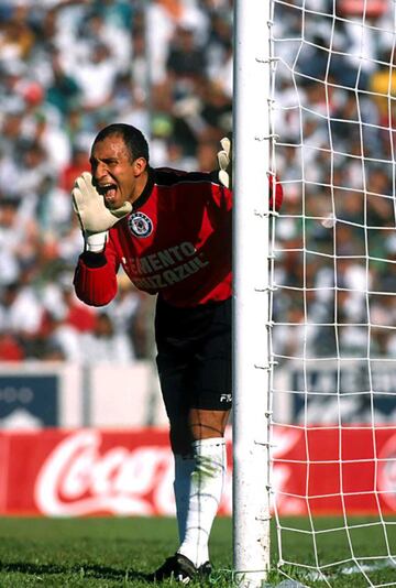 Fue partícipe del Cruz Azul 4-0 América en el torneo Verano 1999, con goles de Camoranessi (2), Palencia y Adomaitis.