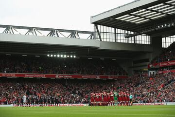 Minuto de silencio en la Premier League antes del partido entre el Liverpool y el Crystal Palace en Liverpool. 