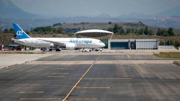 Un avión de Air Europa en la terminal 4 del Aeropuerto de Madrid-Barajas Adolfo Suárez.