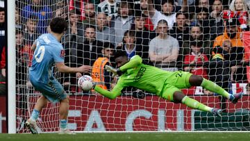 Andr谷 Onana, jugador del Manchester United, detiene un penalti en la tanda ante el Coventry City.
