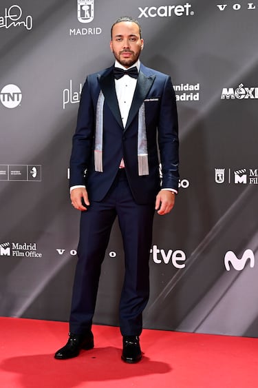 Prince Royce posa en la alfombra roja. 