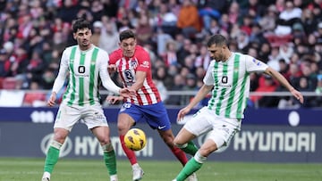 Guido Rodríguez, ante la mirada de Nahuel y Johnny.