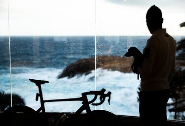 La Costa Brava estuvo en el mes de marzo ‘muy brava’ con las olas rompiendo con fuerzas sobre las piedras. Ayuso, tras su entrevista con AS post entreno, observaba dicho movimiento de agua desde la planta -1 del Hotel Eden Roc de Sant Feliu de Guíxols… con la inseparable Trufa en sus manos.