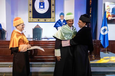 Rafa Nadal es investido con el birrete de Doctor Honoris Causa en un acto oficial del Rectorado de la UPM, encabezado por el rector Óscar García Suárez.