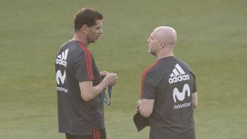 Calero, junto a Fernando Hierro, en un entrenamiento de la selección española en Rusia.