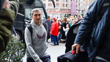 GRAFCAV9489. BILBAO, 29/02/2024.-Aficionados reciben a los jugadores del Athletic de Bilbao en el hotel de concentración, donde su entrenador Ernesto Valverde (i) ha convocado a "toda la plantilla" del Athletic Club para el partido de este jueves ante el Atlético de Madrid en San Mamés, choque de vuelta de semifinales de la Copa del Rey que el conjunto bilbaíno encara con la ventaja del 0-1 de la ida en el Civitas Metropolitano. EFE/Luis Tejido
