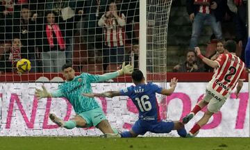 El lateral derecho del Sporting volvi a completar un gran encuentro, ante el Elche, en un partido en el que logr anotar su segundo tanto de la temporada. Un gol que lleg tras internarse en el rea y recibir all un buen baln de Dubasin. Adems, pudo haber anotado otro, en un disparo ajustado que no entr por poco.