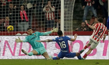 El lateral derecho del Sporting volvió a completar un gran encuentro, ante el Elche, en un partido en el que logró anotar su segundo tanto de la temporada. Un gol que llegó tras internarse en el área y recibir allí un buen balón de Dubasin. Además, pudo haber anotado otro, en un disparo ajustado que no entró por poco.