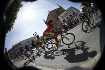 El ciclista español del Tinkoff Saxo y líder de la clasificación general, Alberto Contador, durante la decimotercera etapa de la Vuelta Ciclista 2014, entre Belorado (Burgos) y el Parque de Cabárceno (Cantabria) con un recorrido de 188,7 kilómetros.