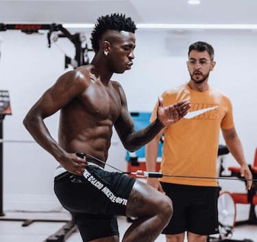 Vinicius mira a Dallas
