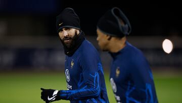 Clairefontaine-en-yvelines (France), 15/11/2022.- France'Äôs Karim Benzema (L) talks to Kylian Mbappe (R) during a training session in Clairefontaine-en-Yvelines, south of Paris, France, 15 November 2022. France will face Australia on 22 November 2022 in their first match of the FIFA World Cup 2022 in Qatar. (Mundial de Fútbol, Francia, Catar) EFE/EPA/YOAN VALAT