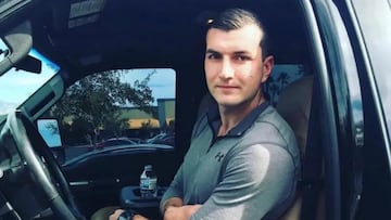 Nicholas Douglass Quets en su coche Ford.