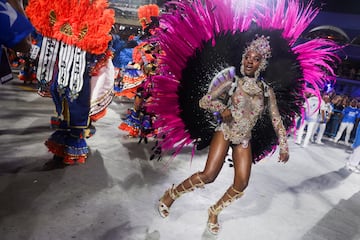 Lorena Raissa, reina del tambor de la escuela de samba Beija-Flor acta en el Sambdromo durante el Carnaval en Ro de Janeiro.