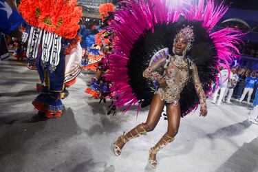 Lorena Raissa, reina del tambor de la escuela de samba Beija-Flor actúa en el Sambódromo durante el Carnaval en Río de Janeiro.