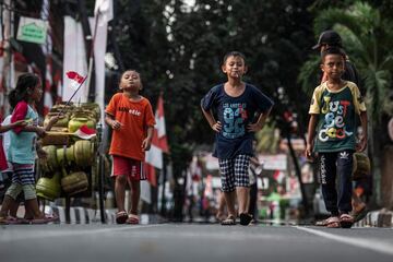 Los niños también se animan a jugar en las calles de la ciudad.