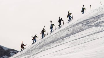 Freeriders subiendo con sus esqu&iacute;s y sus tablas de snowboard por las monta&ntilde;as de Bo&iacute; Ta&uuml;ll para una nueva edici&oacute;n de El Dorado Freeride.